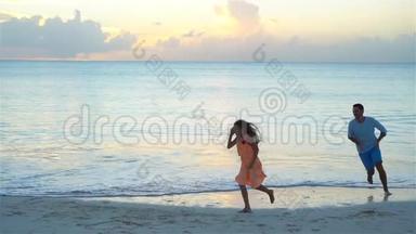 <strong>父亲和</strong>小<strong>女儿在海滩</strong>上享受夏日热带假期。 流动人口